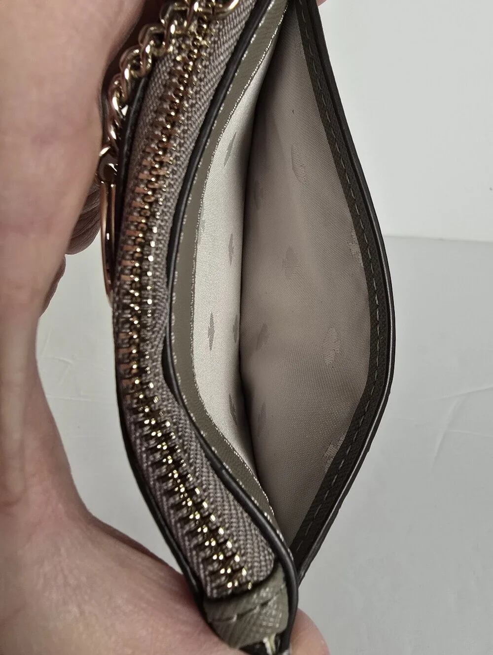 NWT Kate Spade New York Taupe Saffiano Leather L-Zip Card Holder With Keychain